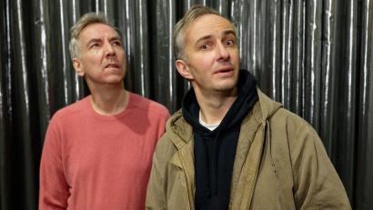 Bild: Henning Kaiser/dpa
Olli Schulz (l) und Jan Böhmermann haben Spaß beim ESC.