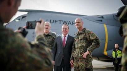 Bild: Kay Nietfeld/dpa
Boris Pistorius (M, SPD), Bundesminister der Verteidigung, verabschiedet das Vorkommando der Brigade Litauen.