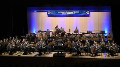 Bild: kki
Mit den letzten Klängen der Fanfare aus "Also sprach Zarathustra" war die Bühne beim Gastspiel des Heeresmusikkorps Veitshöchheim unter der Leitung von Oberstleutnant Roland Kahle hell erleuchtet.