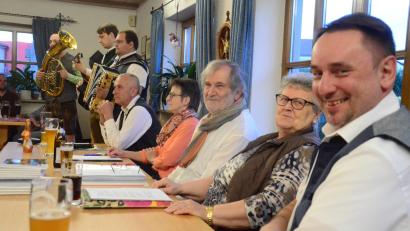 Bild: Kunz
Die Autoren bei der Mundartlesung. Von rechts: Markus Keßler, Christa Haubner, Günter Weber, Gertraud Mois, Wolfgang Leo Bäumler und die "Schirmitzer Wadlbeißer".