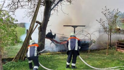 Bild: Feuerwehr Michelfeld/exb
In Ohrenbach (Landkreis Amberg-Sulzbach) hat am Montag ein Bienenhaus gebrannt.