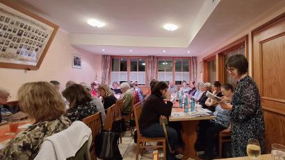 Bild: Sandra Henselmann/exb
Vorsitzende Kerstin Bodendörfer (stehend) stellte das Jahresprogramm 2024 vor.