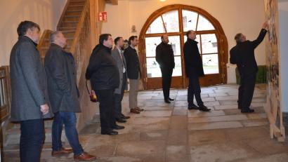 Bild: gi
Heimatminister Albert Füracker (Zweiter von rechts) wird vom Vorsitzenden des Fördervereins Peter Garreiss (rechts) durch das Schloss geführt.