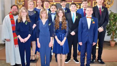 Bild: hdk
Von links Diakon Bernd Deyerl, Hanna Hauenstein , Paula Schwab, Emma-Sophie Brunner, Johanna Flierl, Jonas Koch, Thilo Heuberger, Luisa Ringer, Jakob Haller, Hannes Kugler, Michael Pöllinger, Lukas Prillwitz, Lukas Guttenberger