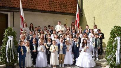 Bild: Daniel Trenz/exb
Bei strahlendem Sonnenschein hat die Pfarrei St. Johannes der Täufer in Auerbach am Weißen Sonntag die Erstkommunion gefeiert.