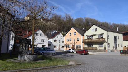 Bild: mrr
Die Bühne für die Feierlichkeiten zu "700 Jahre Markt Rieden" wird sich in und vor der Einfahrt zum Anwesen Marktplatz 6 (rechts im Bild) befinden.