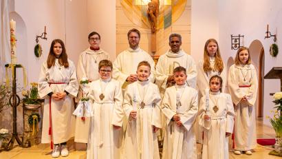 Bild: Markus Koenig/exb
Vier Kinder - Lisa-Marie Küspert, Jonathan Voit, Jannik Baldwin-Söllner und Florian Söllner (von rechts) - gingen am vergangenen Sonntag in der Pfarrkirche in Brand zum ersten Mal zur ersten Heiligen Kommunion.