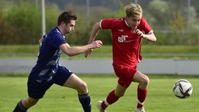 Bild: ham
Der Nabburger Finn Grünauer (rechts) war gegen Schmidgaden (links Samuel Hausmann) nicht zu stoppen, traf beim 4:2-Sieg drei Mal.