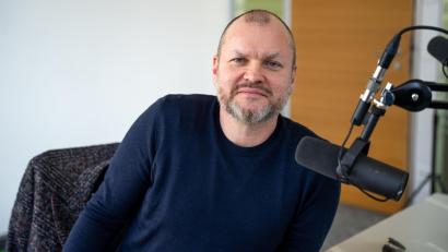 Bild: Marina Gube
Thilo Komma-Pöllath zu Gast im Podcast-Studio: Im "Kulturkiosk" spricht er über sein Buch "Ich habe Wut und Hass besiegt".