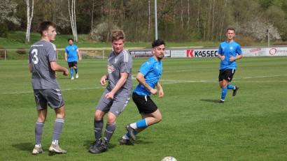 Bild: kro
Kreisliga-Spitzenreiter Union Selb feierte beim TSV Konnersreuth einen klaren 4:0-Erfolg. Hier spielt Ege Özkan (blaues Trikot) den Ball an zwei Konnersreuther Akteuren vorbei.