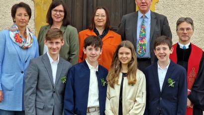 Bild: R. Kreuzer
Pfarrer Andreas Ruhs (rechts) und die Mitglieder des Kirchenvorstands freuen sich mit den vier Konfirmanden (vorne, von links) Fabian Bock, Jonah Bräuer, Luise Baumgärtner und Bruno Bräuer.