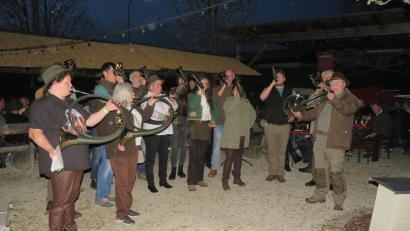 Bild: adj
Die Jagdhornbläser aus Weiden-Neustadt und Windischeschenbach eröffnen den Empfang zum Jägersilvester.