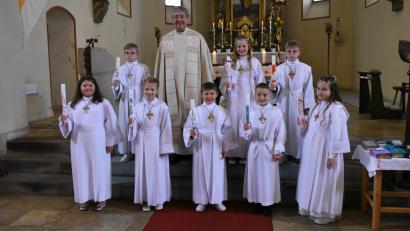 Bild: Sieglinde Schärtl
Das sind die Erstkommunionkinder aus Döllnitz mit Pfarrer Adam Nieciecki, der vor dem Fest nach den Sonntagsgottesdiensten im Pfarrheim die Kinder auf die Kommunion vorbereitete.
