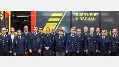 Bild: u
Die Feuerwehr Hirschau ehrt und befördert Feuerwehrleute (von links): Kreisbrandrat Christoph Strobl, Dritter Bürgermeister Hermann Gebhard, Kreisbrandinspektor Michael Iberer, Kommandant Sebastian Jasinsky, Claus Meyer, Michael Pohle, Andre Schlaffer, Zweiter Vorsitzender Thomas Maier, Peter Frey), Patrick Künzel, Marco Schuminetz, Patrick Groher, Alexander Herrmann, Josef Biller, Florian Pawluk, Kreisbrandmeister Marco Weiß, stellvertretender Kommandant Daniel Brearley, und Vorsitzender Michael Schuminetz.