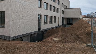 Bild: pz
Das Kellergeschoss des Behördenneubaus an der Egerer Straße in Waldsassen ist inzwischen wieder freigelegt worden. Einfluss auf den Termin der Fertigstellung habe diese Aktion aber nur unwesentlich, informiert das Bauamt Amberg-Sulzbach auf Anfrage.