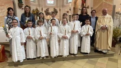 Bild: Josef Glas
Kommunionkinder aus Tännesberg mit Helferinnen und Pfarrer Wilhelm Bauer in der Kirche St. Michael.
