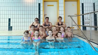 Bild: DLRG Stiftland/Christina Kien/exb
Helferin Tanja Schedl, Trainerin Claudia Reindl und Trainerin Andrea Kien (hinten, von links) lernten den Kindern den Bewegungsablauf des Brustschwimmens