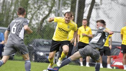 Archivbild: Hubert Ziegler
Philipp Pöllath (rechts) vom TuS Kastl versucht in dieser Szene, Fabian Brewitzer (links) vom SV Hahnbach II den Ball abzujagen. Im Kellerduell der Kreisliga Süd besiegte Schlusslicht Hahnbach den Tabellenvorletzten TuS Kastl mit 3:1.