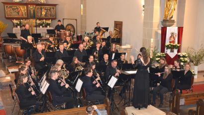 Bild: jr
Im Altarraum der Stadtpfarrkirche St. Jakob hatten die 42 Musiker Platz genommen und erfreuten die Besucher mit einem rund 90-minütigen Konzert.