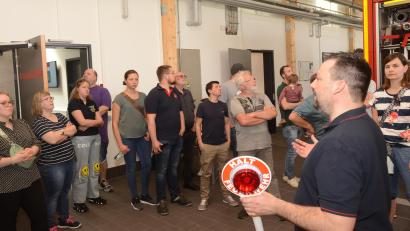 Bild: bey
Bürgermeister Sebastian Hartl erklärt den Besuchern die Technik im neuen Feuerwehrhaus.