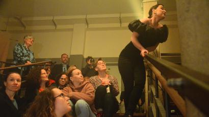 Bild: Kunz
Anna Brady eröffnet den Opern- und Operettenabend im Treppenhaus mit "Vocalise" von Sergei Rachmaninoff.