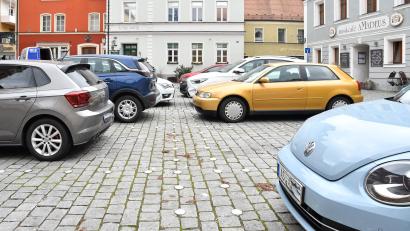 Bild: Petra Hartl
Der Salzstadelplatz in Amberg wird gerne genutzt, um sein Auto dort für den schnellen Einkauf am Marktplatz zu parken.