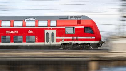 Symbolbild: Robert Michael /dpa
Ein Regionalexpress der DB Regio. Wer mit den öffentlichen Verkehrsmitteln pendelt, erlebt manchmal skurrile Situationen.