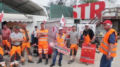 Bild: Hirsch
Betriebsrat Rudi Gallrapp (rechts) schwört die Mitarbeiter der Firma Strabag bei der Aktion in Schwarzenfeld auf einen Arbeitskampf ein. Die Gewerkschaft fordert "Respekt und 500 Euro mehr Lohn".