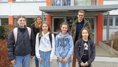 Bild: Anita Wurm/exb
Magdalena Wurm, Emma Werner, Johanna Wurm, Katrina Mehler (vorne von rechts) sowie Jessica Müller und Felix Heindl (hinten von links) nach ihren bestandenen Prüfungen an der Berufsfachschule für Musik in Sulzbach-Rosenberg.