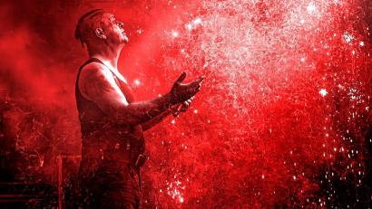 Bild: Power Concerts GmbH/exb
STAHLZEIT. Wenn Hitze, Sound und Emotionen zu einer gewaltigen Einheit verschmelzen.