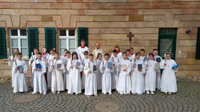 Bild: Birgit Übelmesser/exb
Pfarrer Heribert Stretz (hinten, Mitte) gestaltete den Festgottesdienst zur Erstkommunion von (mittlere Reihe, von links) Marie Poisel, Johanna Lehner, Leni Bader, Max Ackermann, Loan Streng, Moritz Held, Tim Kaufmann, Ben Stangl, Fabian Strobl, Toni Huslig, (vorne, von links) Paul Pschierer, Vincent Costa, Laura Haas, Sophia Thaller, Anton Wolfram, Yannick Busch, Elena Kellner, Magdalena Kirchberger, Finja Will und Emma Kopp.