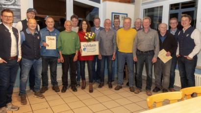 Bild: Hermann Koch/exb
Der SV Freudenberg nimmt Ehrungen vor (von links): Schatzmeister Peter Wünschmann, Schriftführer Matthias Zeitler, Dritter Vorsitzender Matthias Tafelmeier, das neue Ehrenmitglied Emma Zeitler, Bürgermeister Alwin Märkl, Zweiter Vorsitzender Florian Neiß und Erster Vorsitzender Andreas Koch.