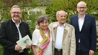 Bild: gf
Geburtstagsfreuden gab es im Hause Pflamminger (von links) Bürgermeister Martin Preuß, Monika und Richard Pflamminger, der seinen 90. feierte, sowie Hahnbachs Bürgermeister Bernhard Lindner.