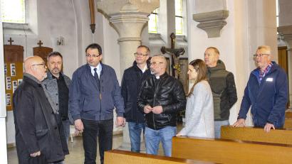 Bild: Gerd Pöhlmann/fph
Die Architekten Peter Brückner und Martin Csakli, Staatssekretär Martin Schöffel, Kirchenpfleger Michael Fuchs, Pfarrer Stefan Prunhuber, Pfarrgemeinderatssprecherin Julia Frey sowie die Kirchenpfleger Andreas Arlt und Helmut Martin (von links) sprachen über das millionenschwere Projekt Kirchensanierung.