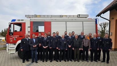 Bild: Feuerwehr Unterlind/exb
Die Verantwortlichen der Feuerwehr mit Ehrengästen und Geehrten: Feuerwehrvereinsvorsitzender Winfried Prokisch (von links), Bürgermeister Franz Tauber, Lukas Völkl, Katja Kopp, Christoph Hofmann, Sebastian Wiche, Franz-Julian Pscherer, Hartmut Pscherer, Nico Daubner, Simon Glaser, Markus Lehnert, Hermann Prechtl, Sigfried Hofmann, Ottmar Wiche, Peter Pscherer, Walter Ehlich, Kreisbrandmeister Johannes Geisler und Kommandant Raphael Pscherer.