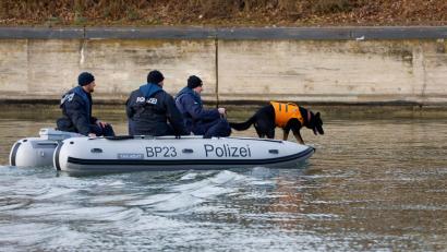 Bild: Heiko Becker/dpa/Archivbild
Leichenspürhunde suchen nach einer vermissten Schwangeren im Main-Donau-Kanal bei Nürnberg.
