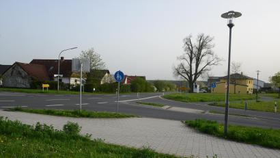 Bild: bey
Die Linde (im Hintergrund) hat jetzt zum neuen Straßenrand fünf Meter Abstand, so dass in Verbindung mit einem Wurzelschutz ihr Erhalt gesichert sein soll.