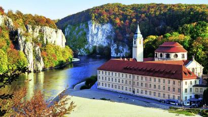 Bild: Tourismusverband Kelheim
Kloster Weltenburg mit Blick Richtung Donaudurchbruch.
