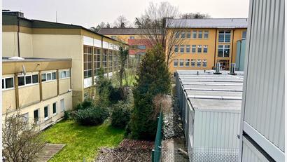 Bild: Gabi Schönberger
Die Lobkowitz-Realschule Neustadt/WN muss erweitert werden. Dafür muss die Schwimmhalle (links) weichen.