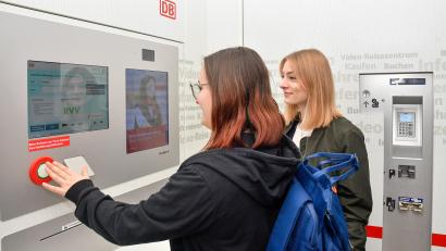 Bild: Petra Hartl
Das neue Video-Reisezentrum am Bahnhof in Amberg sollte am 18. April öffnen. Es ist aber schon jetzt am Netz. Sehr zur Freude von Fabienne (links) und Michaela, die den neuen Service wie viele andere Reisende bereits nutzen.