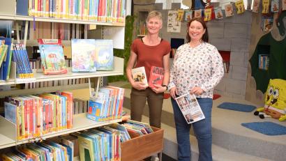 Bild: bnr
Die Gemeindebücherei Schwarzenfeld kann mit Rekordzahlen aufwarten. Das vielfältige Angebot der Büchereileitern Manuela Irlbacher (links) und ihrer Stellvertreterin Alexandra Kirst (rechts) findet großen Zuspruch