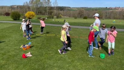 Bild: Monika Arbter-Hubrich/exb
Bevor das Golftraining begann, durfte ein Aufwärmprogramm nicht fehlen. Spielerisch meisterten die Kinder einen Aufwärmparcours, um anschließend verletzungsfrei die Golfstationen absolvieren zu können.
