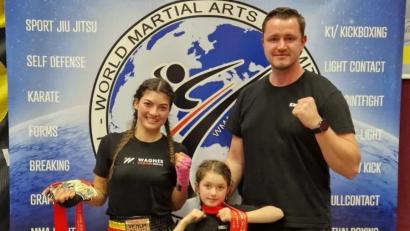 Bild: exb
Die Amberger Teilnehmer beim Kickboxen in Wels: (von links) Jenny Wurster, Mila Wurster und Trainer Erich Aul.