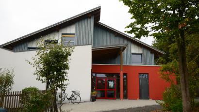Bild: bey
Die Kindertagesstätte in Parkstein. Die Monatsbeträge in Krippe und Kindergarten erhöhen sich nicht, die Mehrkosten fängt die Kommune auf.