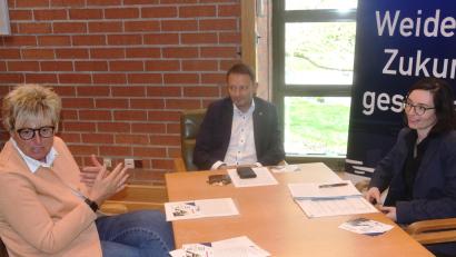 Bild: fz
Wie kann Kultur in Weiden in der Zukunft aussehen? Das Projekt erläutern Sabine Guhl, Oberbürgermeister Jens Meyer und Roswitha Rudisch (von links).