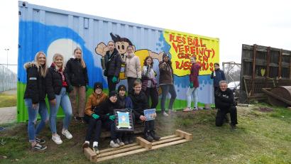 Bild: kaz
Der Jugendtreff Kastl hatte zum Graffiti-Workshop eingeladen. Als Kursleiter konnte Illustrator und Grafikkünstler Nils Oskamp (rechts) gewonnen werden. Jugendarbeiterin Nicole Mißler (Vierte von rechts) sowie Laura Weid und Hannah Schraml (von links) übernahmen die Betreuung.