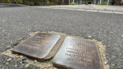 Bild: Petra Hartl
Vor ihrer letzten Wohnadresse in Amberg erinnern Stolpersteine an Ernst und Rosa Bloch. Das Paar lebte in der Schlachthausstraße 12. Dort befindet sich heute das Bürgerspital-Seniorenheim.