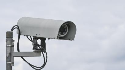 Symbolbild: Patrick Pleul/dpa
Am Weidener Macerata-Platz möchte die Mehrheit des Weidener Stadtrats zumindest prüfen, ob Videoüberwachung möglich ist.