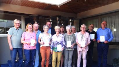 Bild: Anna Gottschalk/exb
Die Ehrengäste mit Vereinsvorstand und Mitgliedern mit Urkunden (von links): Klaus Kahler, Susanne Rezek, Bernd Gottschalk, Renate Wolf, Michael Cerny, Rosemarie Dröll, Yori Kiener, Roswitha Guth, Anna Gottschalk, Franziska Körmer, Uwe Windisch und Peter Rezek.