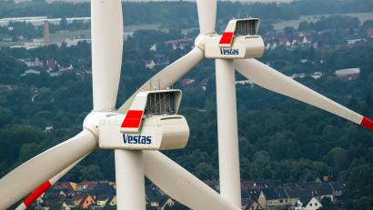 Bild: Jens Büttner/dpa
Die Errichtung von Windrädern nahe Massenricht wird beim CSU-Bürgergespräch diskutiert.
